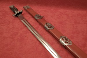 Espada de Tai chi en laton plateado y puno de madera.3